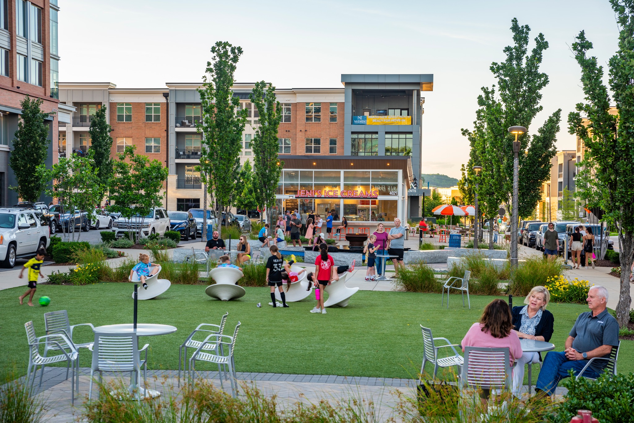 McEwen Northside Central Park in Franklin, TN, people enjoying restaurants, shopping and playing at the park.