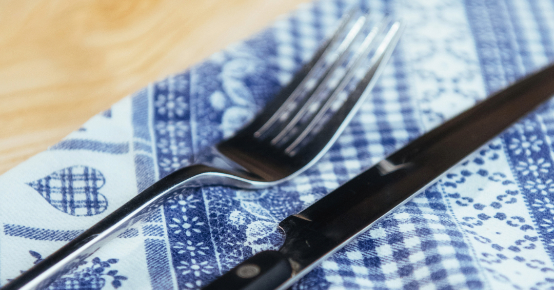 A fork and knife place setting, representing great places to eat near Franklin, Tennessee.
